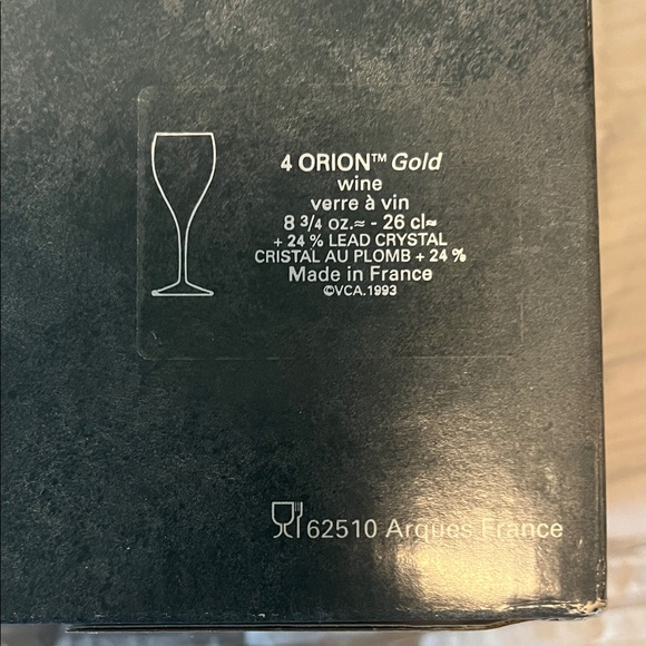 Elegant Crystal Wine Glasses with Gold Rim - Picture 4 of 4